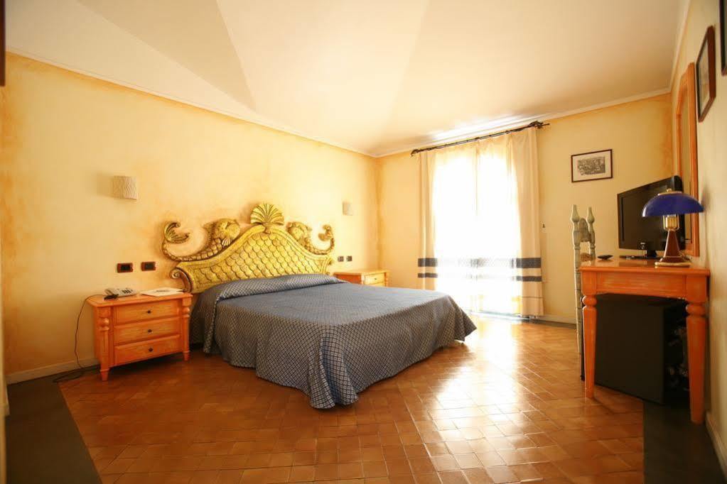 Poseidonia Hotel 4*